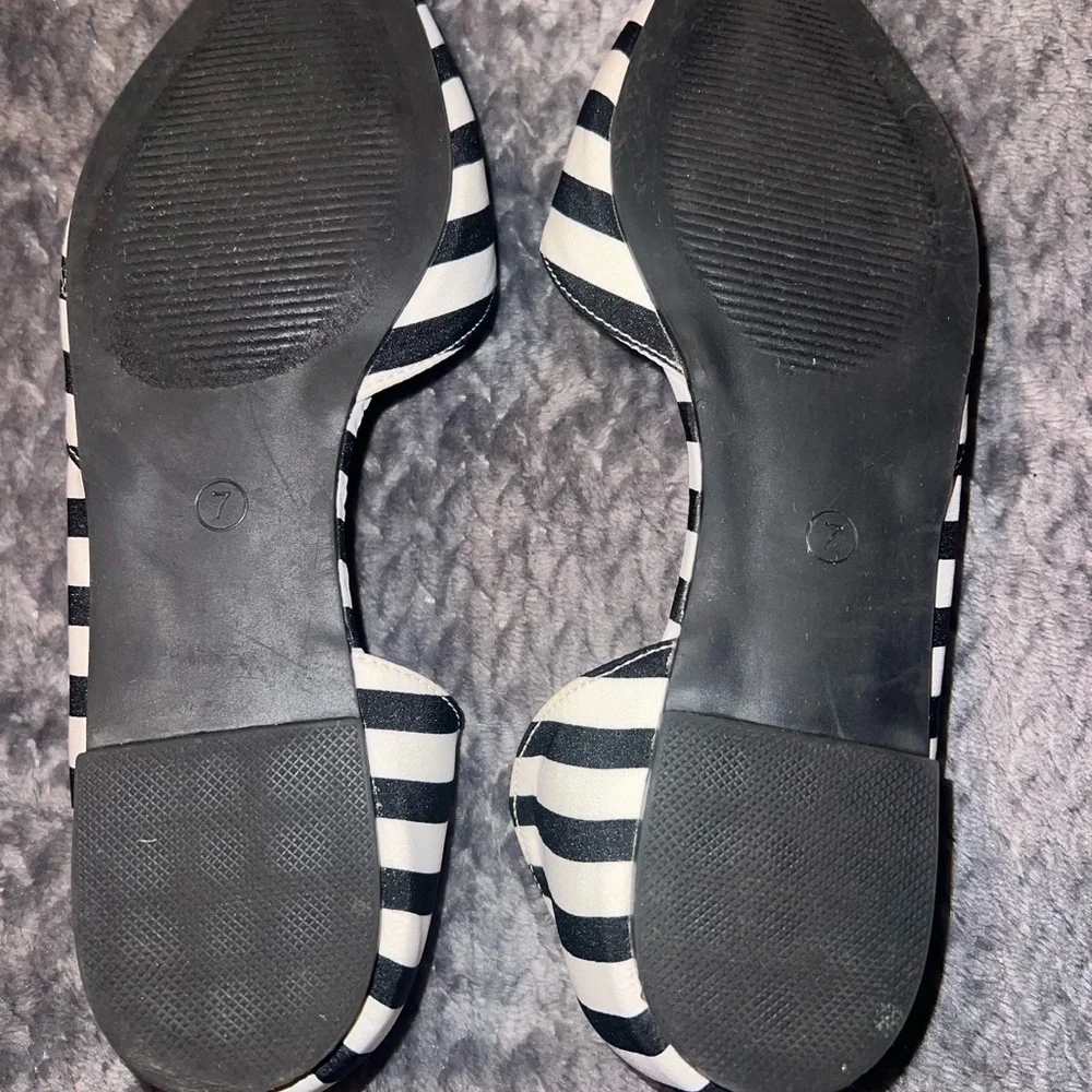 Journee Collection Striped Black and White Flats - Picture 4 of 6